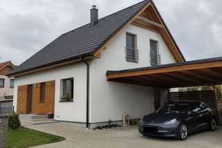 Elektromobil nabíjí za 1 kč / kWh. Kilometr jej stojí 0,15 Kč i bez fotovoltaiky
