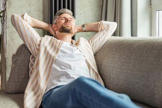 Pláče, miluje sladké a hůř spí. To je muž po padesátce. Co se děje s tělem a psychikou?