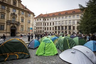 Obrazem: Před pražským magistrátem vyrostlo 50 stanů - Seznam Zprávy