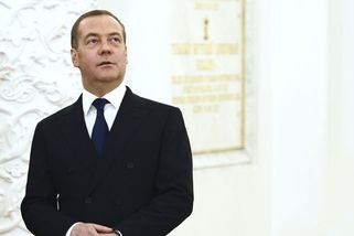 Vrátí se v rakvích, nápad Francie poslat vojáky na Ukrajinu se mi líbí, přemítá Medvěděv - Novinky