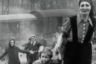 My neumřeme, maminko? Slavná fotografie žen a dětí z vlaku smrti zachytila moment absolutního štěstí - Médium.cz
