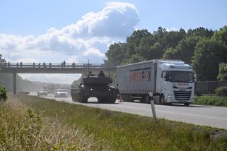 Tanky zatěžují vozovku na dálnici méně než kamiony, řekl velitel | ČeskéNoviny.cz