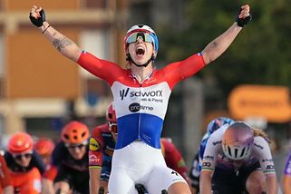 Skandál na Giru. Vítězka kvůli porušení pravidel přišla o triumf, jury sáhla i k diskvalifikaci - Sport.cz