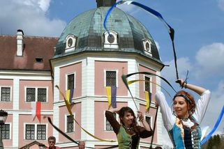 „Chovali se jak zvěř.“ „Vlastenci“ zuří kvůli modro-žlutým vlajkám na českých hradech
