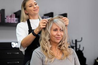 Kadeřnice mi řekla, že moje vlasy už nic nezachrání. Sebrala jsem se a odešla bez placení - Médium.cz