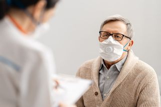 Vizita: Jak umravnit lékaře, kteří zpochybňují pandemii? - Seznam Zprávy
