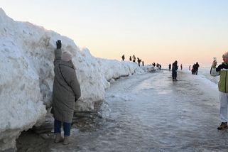 Ledové hradby na pláži a ledoborce na Visle. Fotky arktické zimy v Polsku - Seznam Zprávy