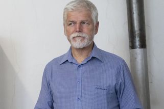 Petr Pavel vyrazil za seniory a strhla se mela: Fanoušci a odpůrci prezidenta se mezi sebou pohádali jako malé děti - Super.cz