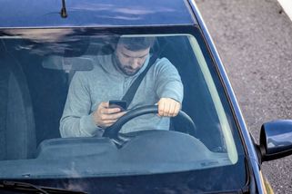 Řidiči s mobilem v ruce budou mít utrum. Supertechnologie přinese pokuty i body - Médium.cz