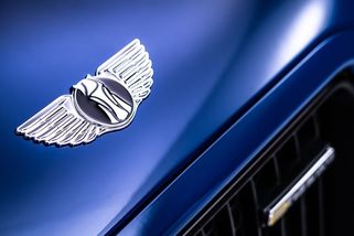 Aston Martin žaluje svého čínského akcionáře kvůli podobnému logu