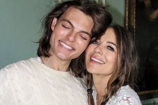 Taaak dobrá! reagoval na fotku Elizabeth Hurley (61) v bikinách její syn