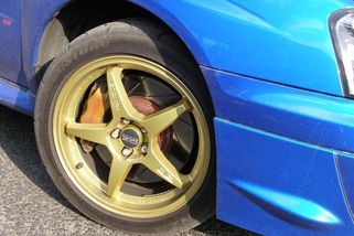 Kde vzalo Subaru zlatá kola? Z chyby se stala ikonická kombinace