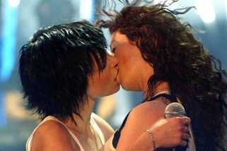 Vzpomínáte na ruské duo Tatu? Jako teenagerky bořily hitparády a hrály si na lesby. Takhle vypadají dnes! - Super.cz