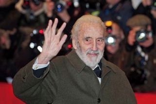 Saruman z Pána prstenů byl v mládí lovec nacistů. V 88 Christopher Lee začal zpívat heavy metal - Médium.cz