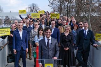 Praha sobě nabízí na post primátora Adama Scheinherra, Čižinský chce být senátorem - Novinky