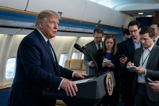 Trump posunul laťku: dvacet let bez íránské bomby mu možná stačí