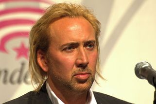 Nicolas Cage si koupil 22 aut, zámek, ostrov a dinosauří lebku. Pak točil 4 filmy ročně kvůli dluhům - Médium.cz