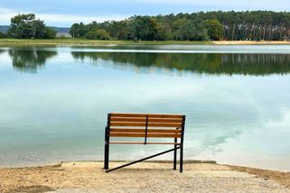 „Písek čistý, občerstvení dobré a parkoviště velké.“ Lidé doporučují navštívit jezero u Prahy mimo víkend