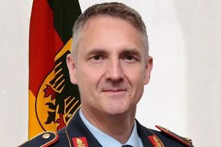 32 proti jednomu. NATO je NATO. Zaútočte a zničíme...