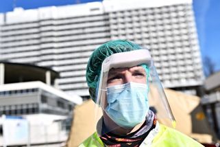 Jan Urban: Lékařům ještě věříme. Jak profesní etika končí v ideologickém bahně