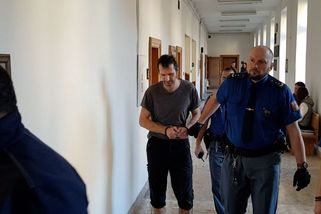 Přítelkyni rozjezdil autem na poli u Prahy, dostal 15 let - Novinky