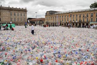 Ikonické náměstí v Bogotě zmizelo pod tunami plastů - Novinky