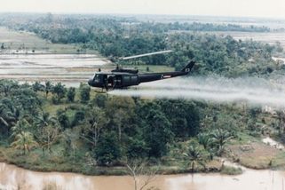 72 000 000 litrů jedu vypustilo USA nad Vietnamem. Postižené děti se rodí ještě po 3 generacích - Médium.cz