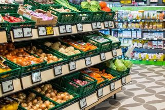 Potravináři a supermarkety se nehorázně snaží zachovat rekordní zisky - Médium.cz