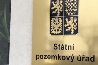 Šofér kamionu přišel o pozemky za 300 milionů. Policie obvinila advokáta - Seznam Zprávy