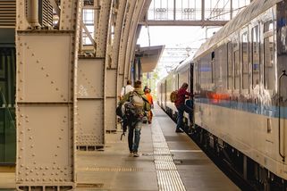 railtarget.cz/technologie-a-infrastruktura/statni-kasa-je-prazdna-danajske-darecky-nebudou-slibili-hory-doly-ted-otocili-strhla-se-mela-o-jizdne-12298.html