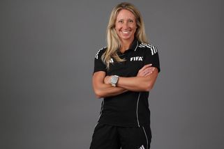 Krejdo, máš se na co těšit! Tahle sympatická blondýnka píská na MS zápas českých fotbalistů proti JAR.