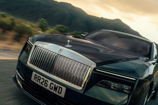 Rolls-Royce představuje nejvýkonnější vůz v historii značky. Ve vytříbeném interiéru najdete i 16 kilometrů nití - Garáž.cz
