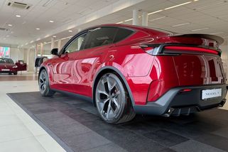 Rodinná Tesla Model Y se představuje ve variantě Performance pro hodně rychlé tatínky. Zrychlení vám rozdrtí děti - Garáž.cz