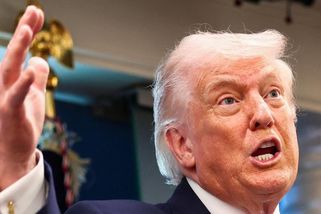 „Pořádný slizoun, níž už se klesnout nedá,“ urazil Trump exvelvyslance v Česku