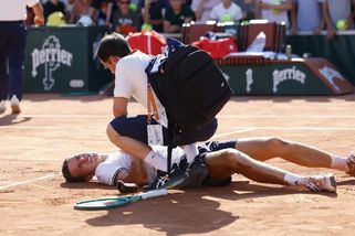 Drama na Roland Garros: Bojovník Menšík po postupu zkolaboval na kurtu