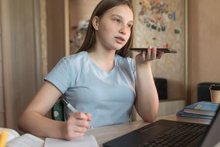 Rok s umělou inteligencí ve školách: Podvody se neřeší, AI hlavně inspiruje - Seznam Zprávy