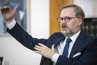 Proč politikům platy rostly a na důchody se sáhlo? Fiala: Jde o jiný mechanismus