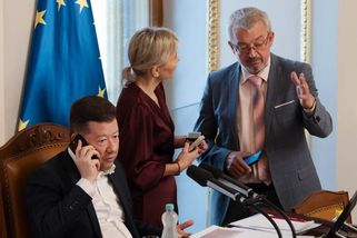 Okamura o útocích na poslankyně neví a chce náladu ve Sněmovně zklidnit. ‚Kozel zahradníkem,‘ reaguje Bartoš