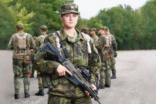 Žen v armádě přibývá, berou víc než muži - Novinky