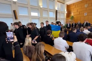 Studenty, kteří opustili Ficovu přednášku, nahradil stranický kompars - Novinky