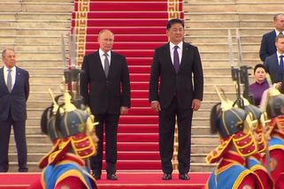 Navzdory zatykači. Putin se v Mongolsku dočkal mimořádně pompézní uvítací ceremonie - Novinky