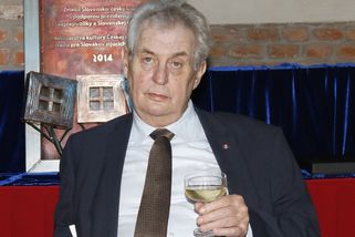 Pozemek za 2,5 milionu a bungalov za desítky milionů. Zeman po odchodu z Hradu bere okolo 74 tisíc korun měsíčně