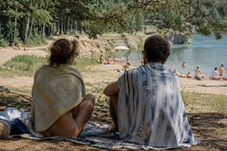 V plavkách vstup zakázán: Za socialismu byla nudistická pláž vrchol svobody a přirozenosti - Médium.cz