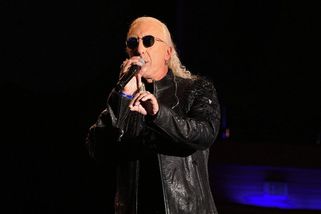 Zpěvák Dee Snider z Twisted Sister kvůli bolestem končí. Kapela místo něho vzala hvězdu z devadesátek - Novinky
