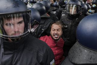 Policistu na propalestinské demonstraci v Berlíně téměř ukopali a ušlapali - Novinky