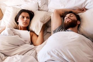 Oddělené ložnice jako nový trend. Může „sleep divorce“ zachránit váš vztah? Proč stále víc párů volí oddělené spaní