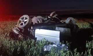Náraz do stromu. Řidiči na Písecku vylétl při nehodě z auta motor - Novinky