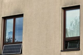 Balkonová fotovoltaika ušetří i tisíce korun ročně. Za provoz bez povolení ale hrozí tučná pokuta