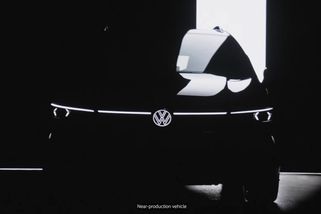 Modernizovaný Volkswagen Golf ukázal na prvním snímku nový světelný podpis, září i logo - Novinky