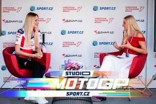 Dívka s deštníkem si nejvíc užívá poslední dvě minuty před startem - Sport.cz